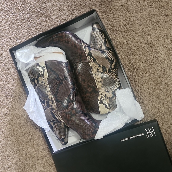 Cowgirl Boots Snake Print, 9.5 - Picture 13 of 13